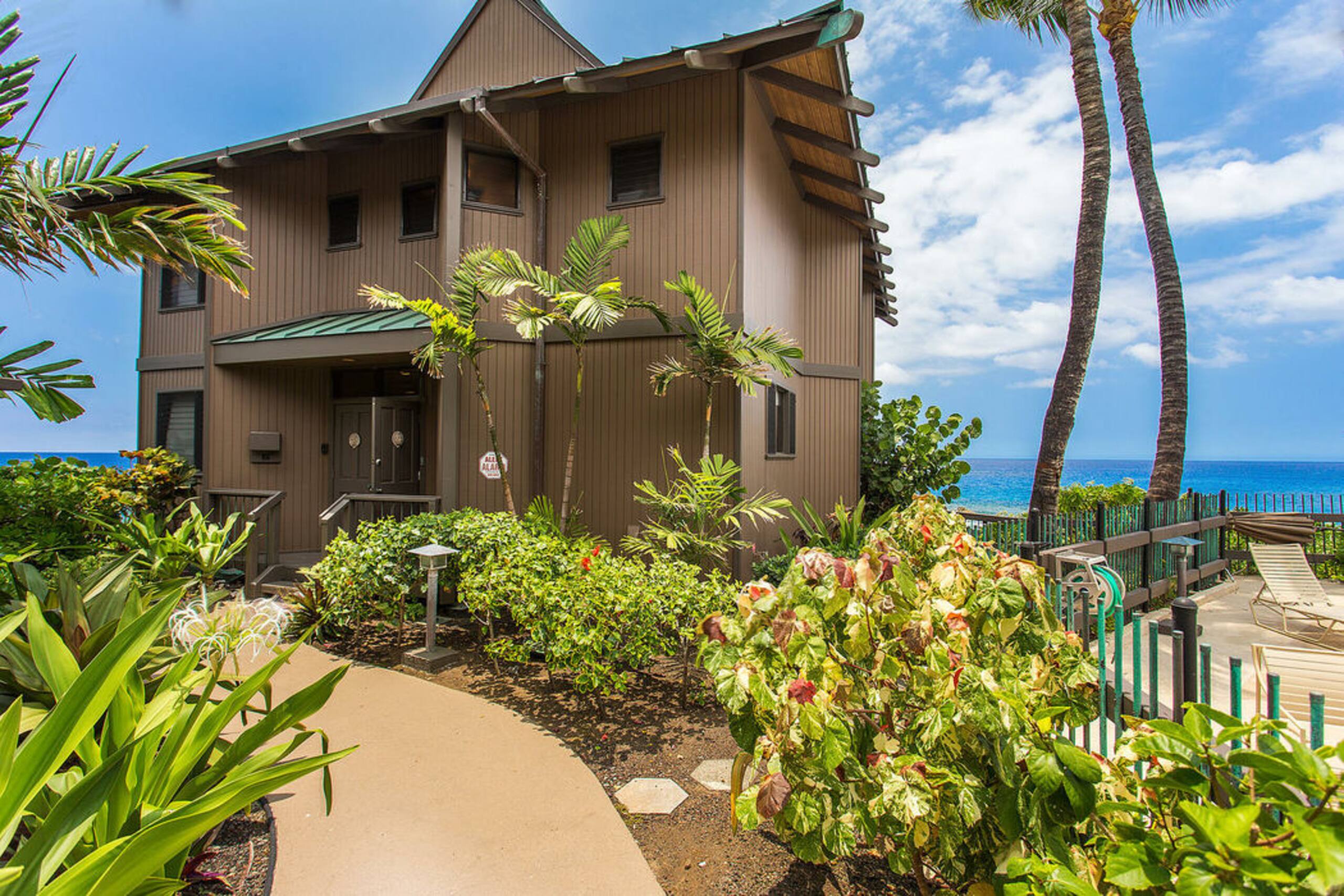 Townhouse in Kailua-Kona · ★4.91 · 3 bedrooms · 4 beds · 3 baths - Image 24