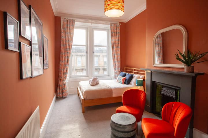 חדר שינה מהמם עם מיטת קינג סייז