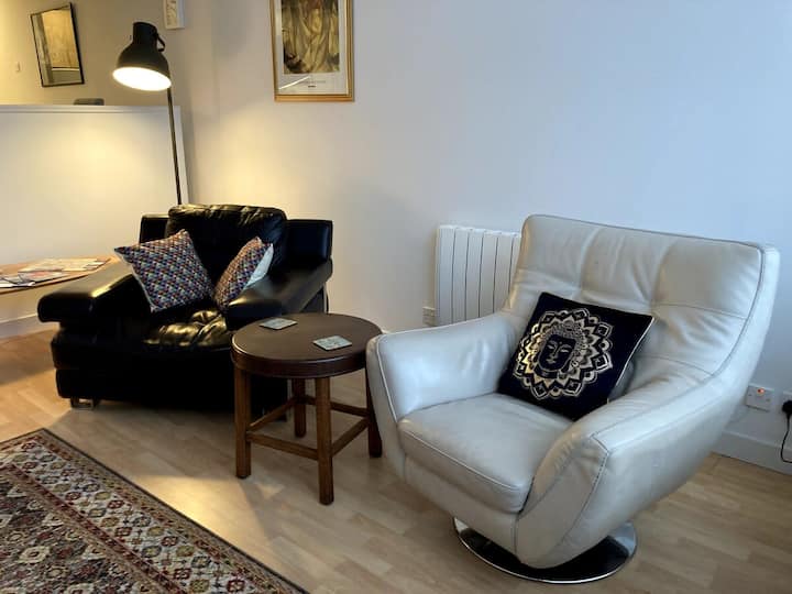 Art-filled Sanctuary In Glasgow City - Hampden Park