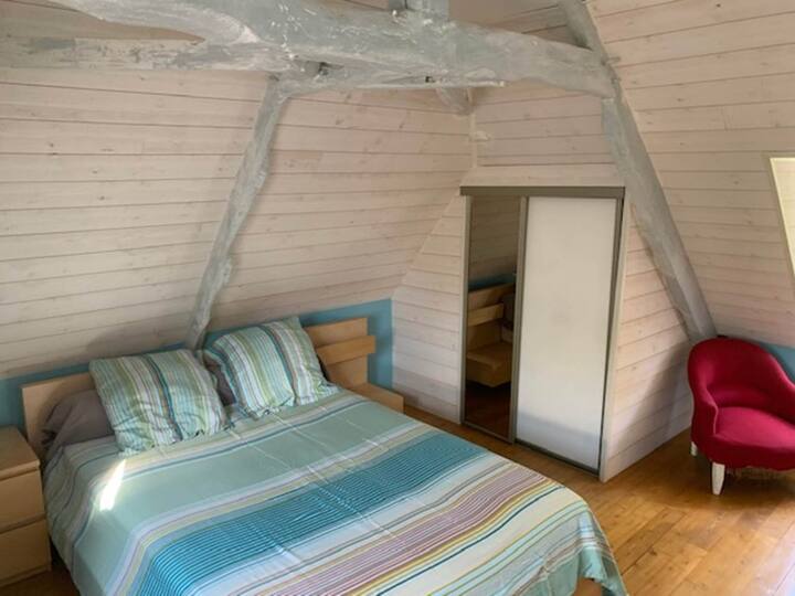 Giteslessources_objat_cotémaison_chambreduhaut