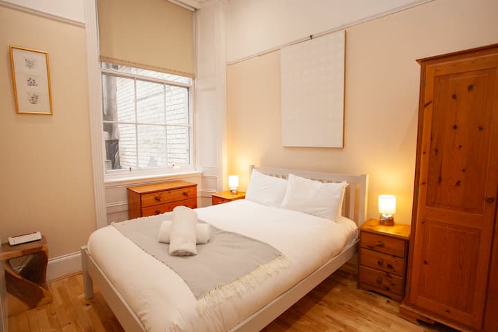 Útulná, ale priestranná spálňa na dobitie