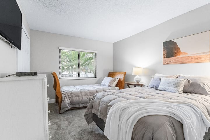 غرفة نوم مريحة للضيوف مع مفروشات ناعمة، مثالية لليالي المريحة.