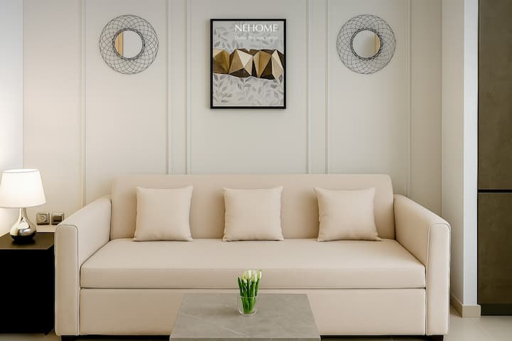 Svijetli i uredni dnevni boravak s udobnim kaučem u neutralnim tonovima, idealan za opuštanje. Za opuštanje je dostupan i pametni TV.

