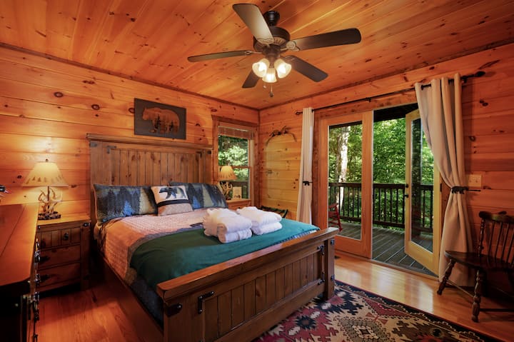 Feather Ridge: dormitorio queen en el nivel de la entrada