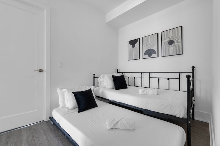 Моля, обърнете внимание, че това не е затворена спалня, а кабинет! Осигурен е екран за поверителност.