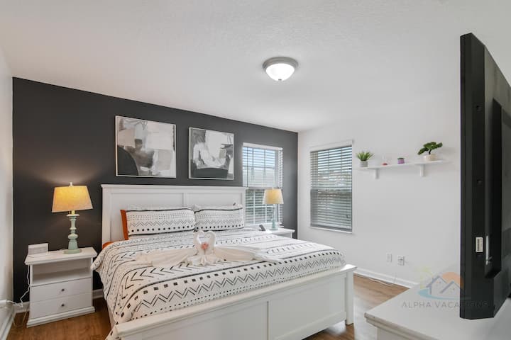 חדר שינה אופנתי עם עיצוב מודרני ואור טבעי למפלט רגוע.