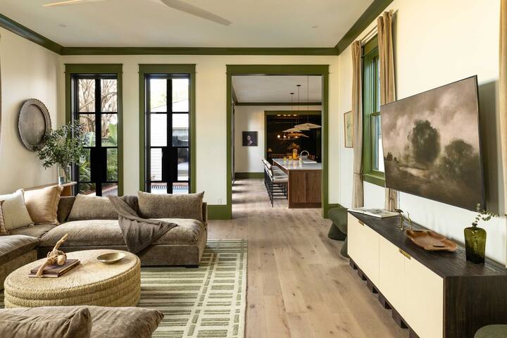 Luxury on Magazine St | Heated Plunge Pool gallery image 3