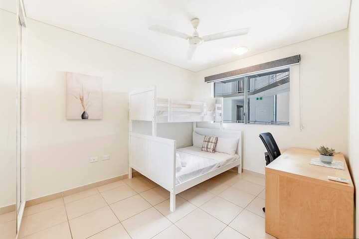 Dhoma e gjumit tre ofron shkathtësi me një krevat marinari, një krevat dopio sipër në fund. Një hapësirë pune ofron hapësirë shtesë për studim.