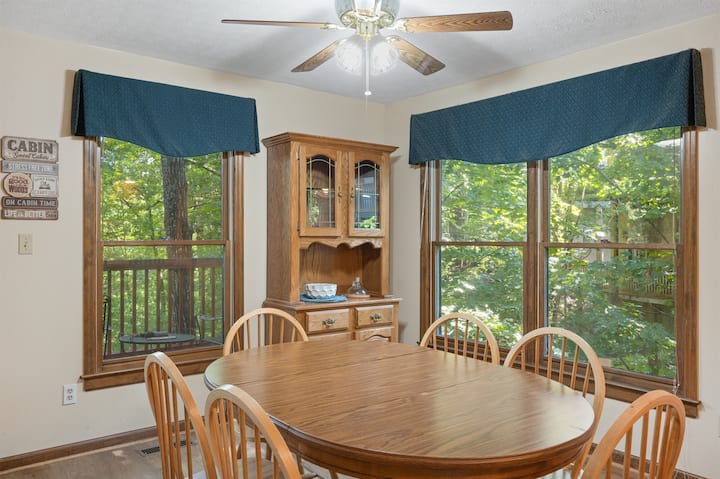 1.5 Mi To The Island | 3 Bedrooms | Sleeps 6 - Pigeon Forge, TN