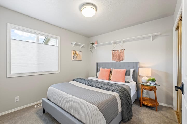 En el mismo nivel que la sala de estar hundida, este acogedor dormitorio cuenta con una acogedora cama tamaño queen. Un baño completo con combinación de bañera y ducha está convenientemente ubicado justo al lado.