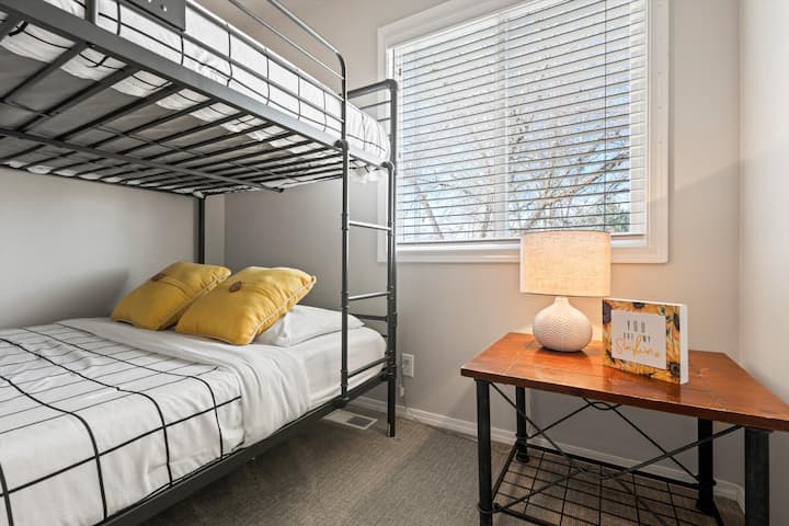 Arriba, encontrarás una espaciosa configuración de literas queen-over-queen, que ofrece una disposición cómoda y divertida para dormir para familias o grupos.