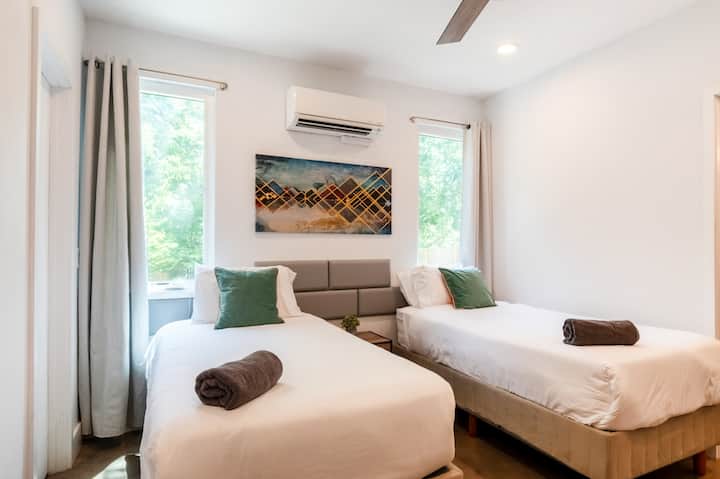 Удобно место за одмор со близнаци со свежи, модерни вибрации.