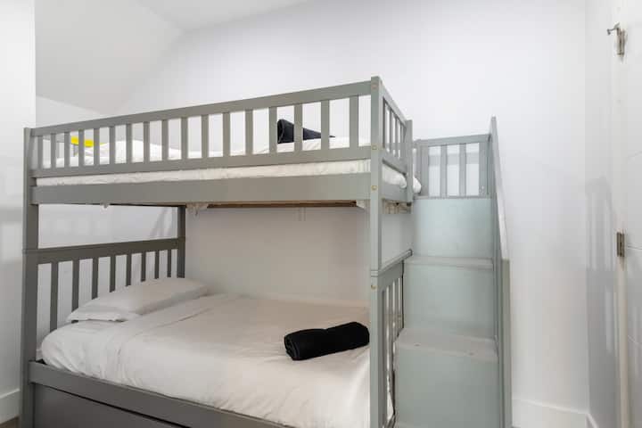 Удобна соба на спрат со вградени скали