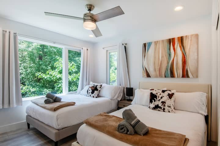 Разбудете се со поглед на врвот на дрвото во ова светло и стилско место за одмор со две кревети.