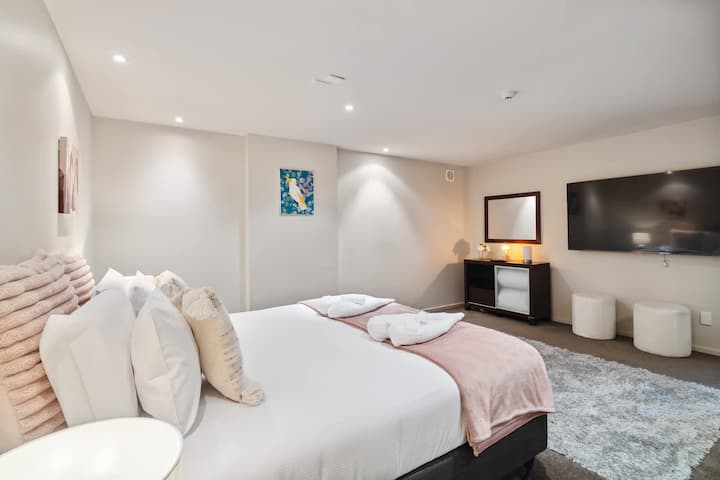 Relájate en el espacioso refugio de la planta baja con Smart TV y una acogedora alfombra.