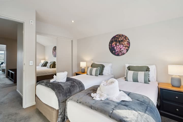 Ideal para amigos o niños: elegante habitación doble con texturas suaves y almacenamiento.