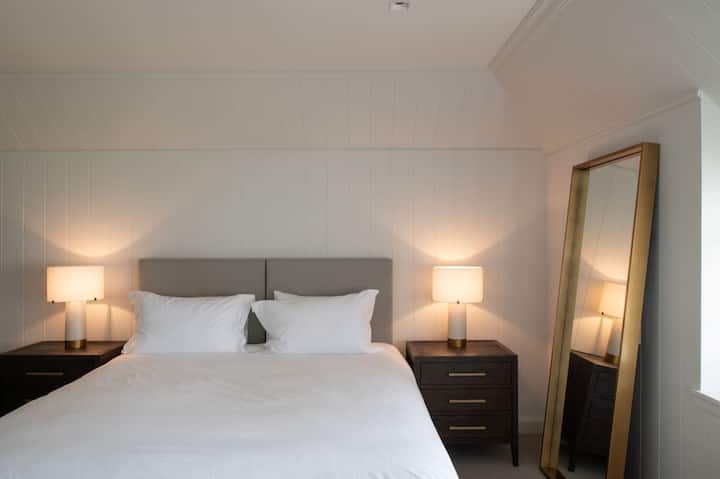 Een super kingsize slaapkamer in Muirfield Green, East Lothian