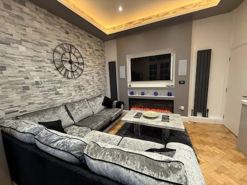 Top performing Airbnb: Hi spec Victorian apartment with Rooftop Hot tub in Frome Vale