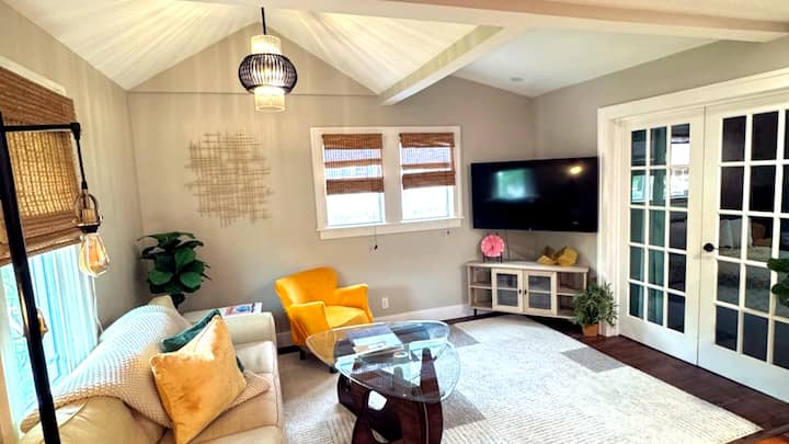 Downtown Cottage | Walk Everywhere, Park Once - St. Petersburg, FL
