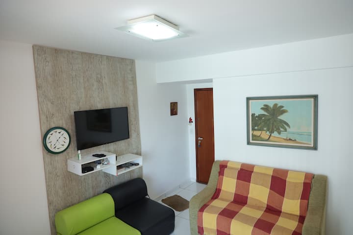 Dans le salon, il y a une télévision connectée parfaite pour regarder vos films et séries préférés