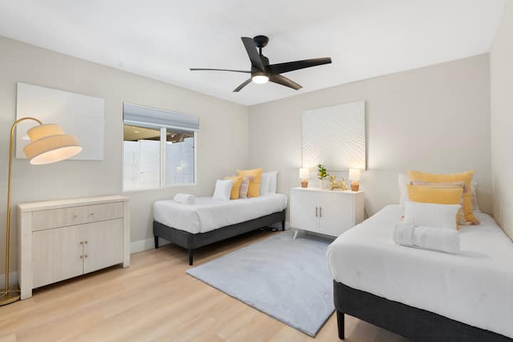 Okúzľujúca spálňa s oddelenými posteľami navrhnutá na relaxáciu a pohodlie.