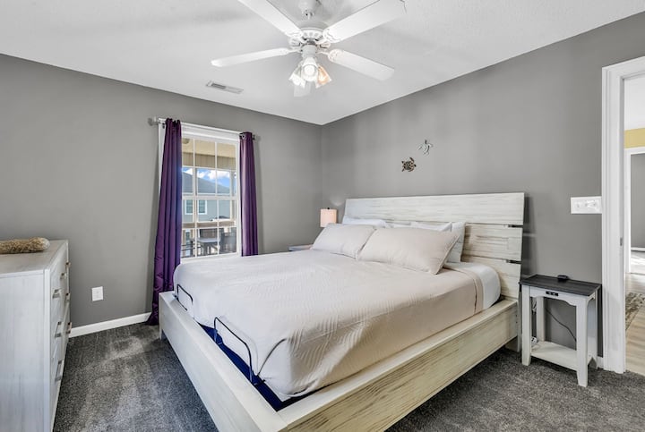 Dormitorio principal con cama tamaño king