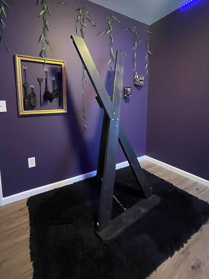 Siren's Cozy Cove w/ Adult Playroom in Center CITY