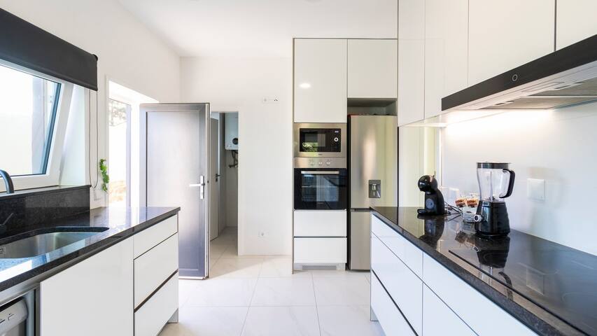 GIL LOVE – Luxurious V5 w/ Pool by LovelyStay gallery image 5