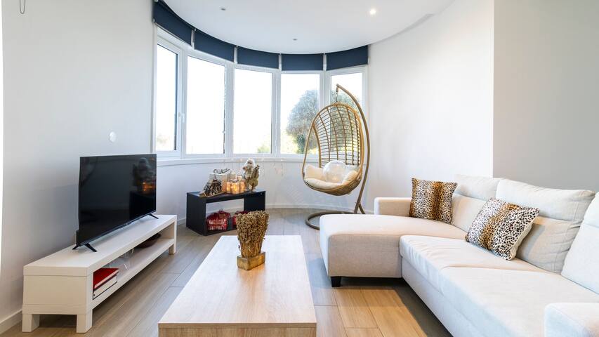 GIL LOVE – Luxurious V5 w/ Pool by LovelyStay gallery image 2