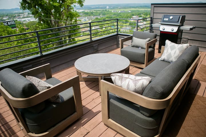 Pet-Friendly 4BR • Sleeps 12 • Parking + 2 Decks