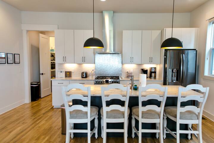 Pet-Friendly 4BR • Sleeps 12 • Parking + 2 Decks gallery image 2