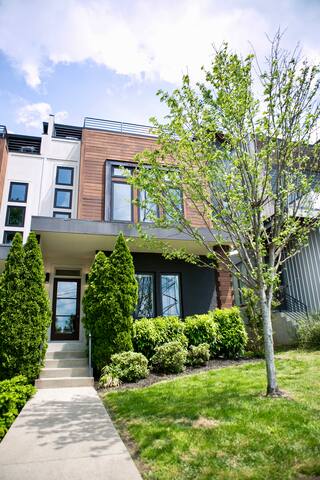 Pet-Friendly 4BR • Sleeps 12 • Parking + 2 Decks gallery image 4