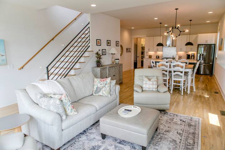 Pet-Friendly 4BR • Sleeps 12 • Parking + 2 Decks gallery image 3