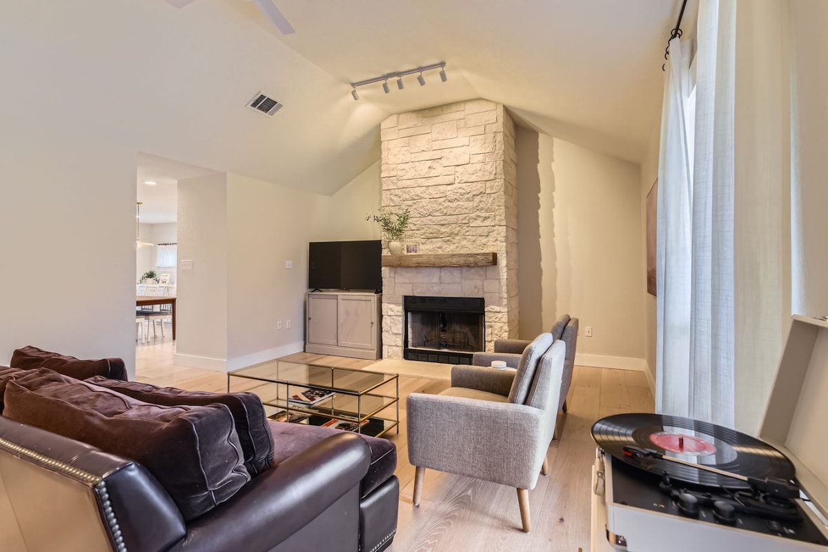 Top Airbnb: The Cornerstone Cottage - steps from the Square! in Georgetown