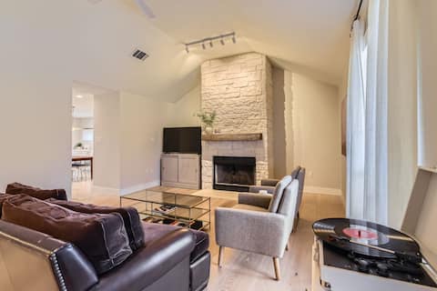 Top Airbnb: The Cornerstone Cottage - steps from the Square! in Georgetown