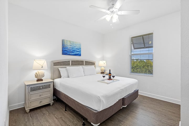 Ova spavaća soba ima udoban bračni krevet s mekanom i visokokvalitetnom posteljinom i plišanim jastucima koji jamče miran i pomlađujući san.