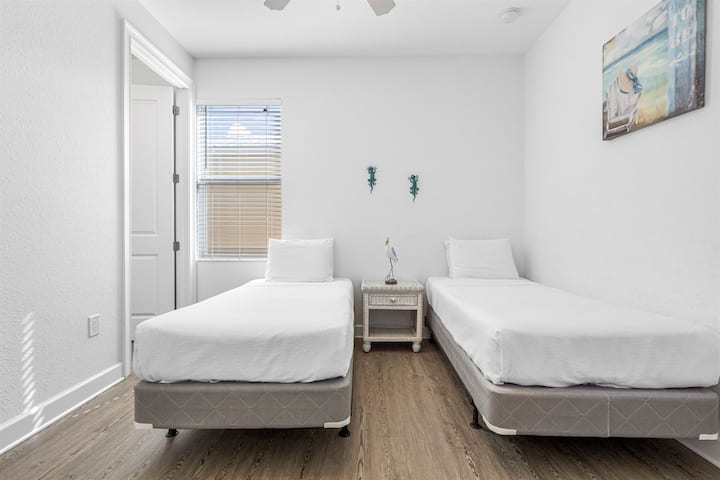 Ova je spavaća soba idealan prostor za obitelji ili dodatne goste kako bi pružila udobnost, privatnost i praktičnost u ugodnom ambijentu.