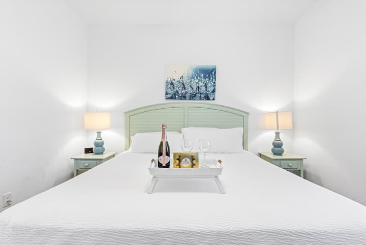 Ova je spavaća soba topao i privlačan prostor, pažljivo osmišljen kako bi pružio udobnost i opuštanje nakon cjelodnevne pustolovine ili istraživanja.