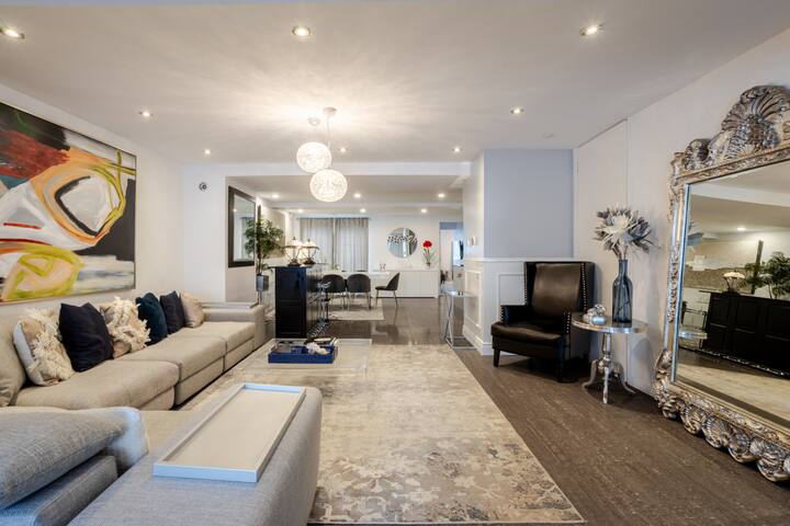 Majestic Villa in Downtown Griffintown gallery image 2