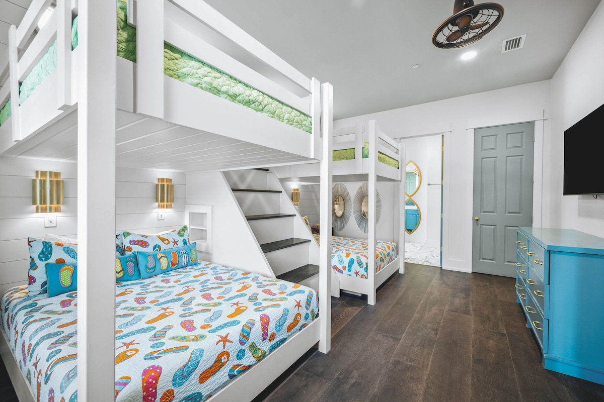 1st Floor Bunk Room - 2 King over King Bunks Sleeping 8!