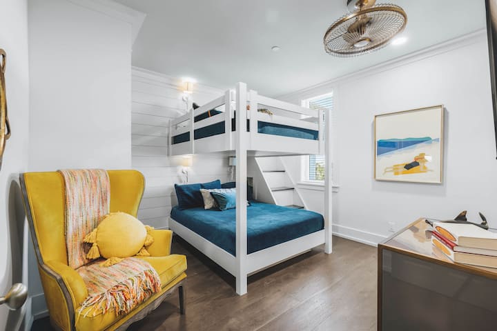 3rd Floor Bunk Room - Sleeps 4 in a Queen over Queen Bunk