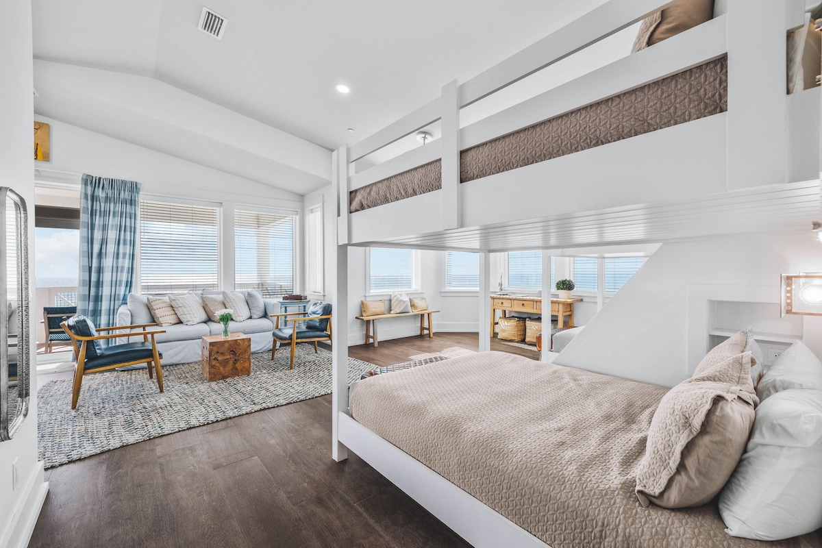 Gulf Front Bunk Room - 3 Queen over Queen Bunks