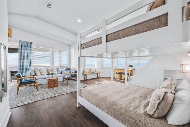 Gulf Front Bunk Room – 3 Queen-vuodetta