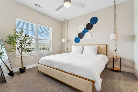 Stylish King Apt, Close to Disney & Pet-Friendly