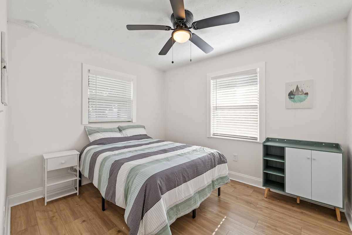 室内、吊扇、家居装饰、家具、床