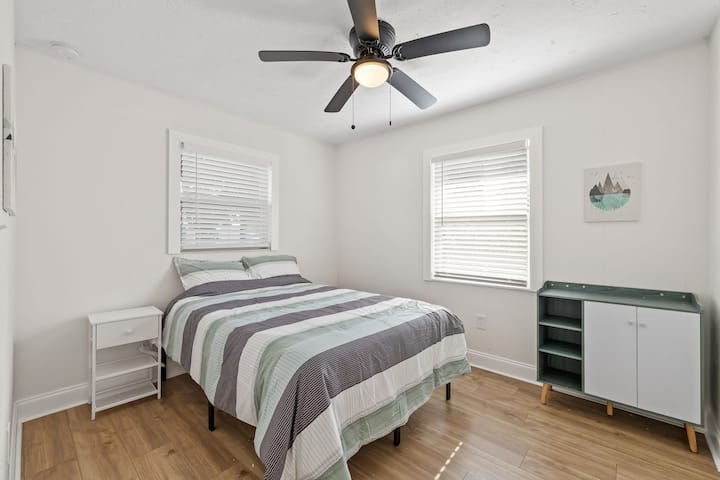 Interior, ventilador de techo, decoración del hogar, muebles, cama