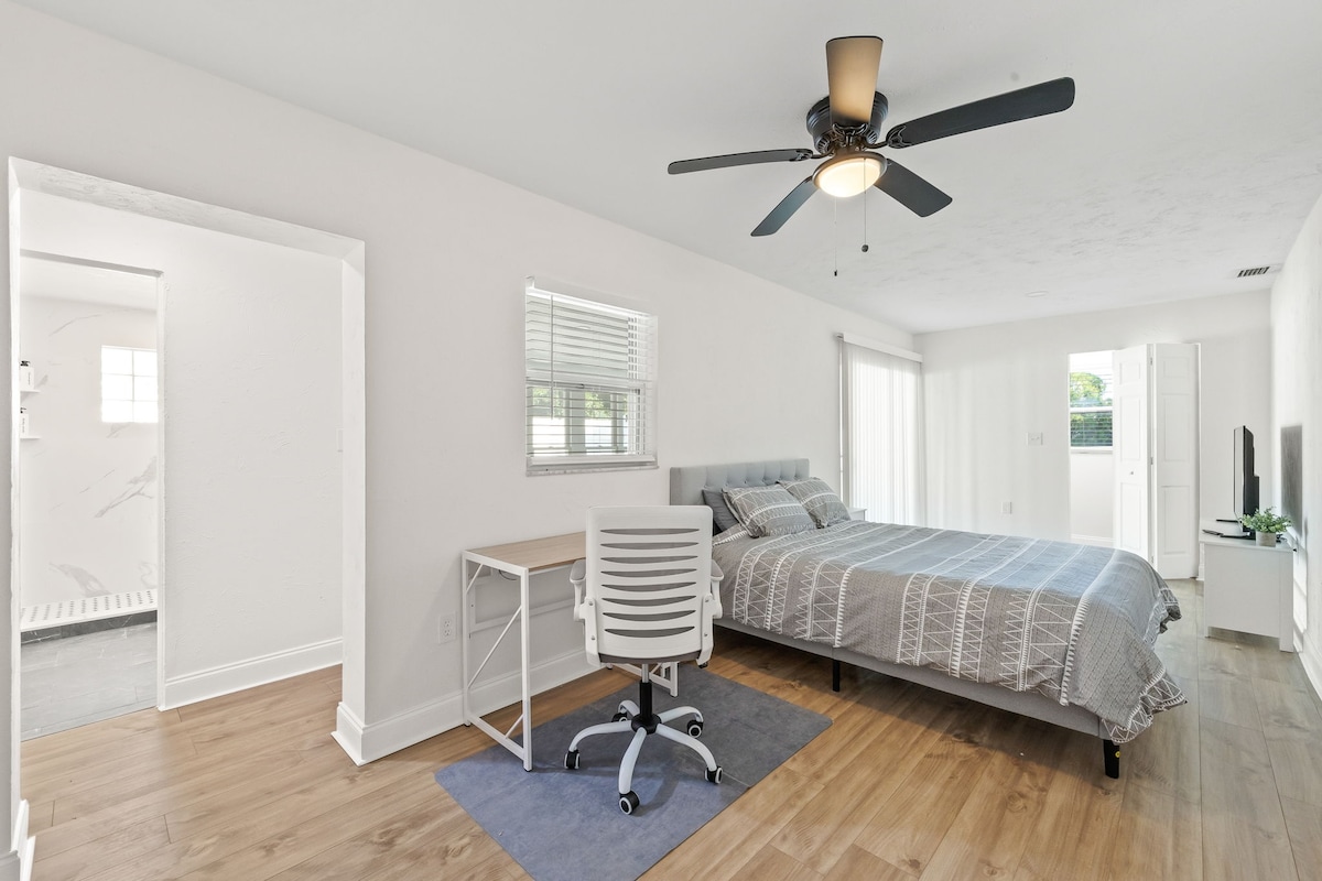 室内、吊扇、家居装饰、床、卧室