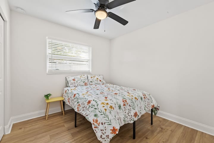 Interior, ventilador de techo, muebles, cama, habitación
