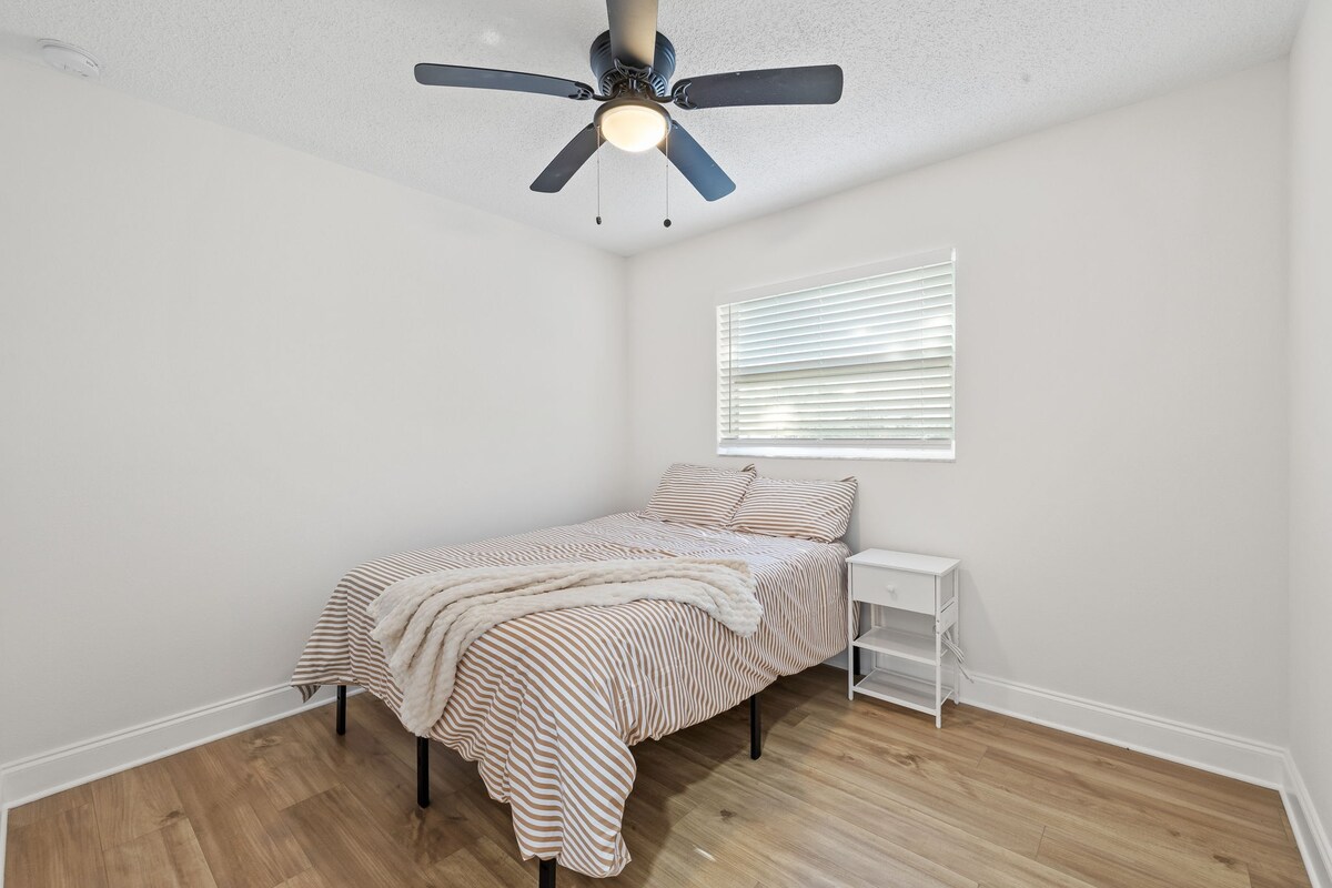 室内、吊扇、家具、床、卧室