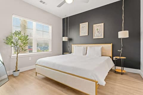 King-Size Bed Haven, Resort Pool, & Pet-Friendly